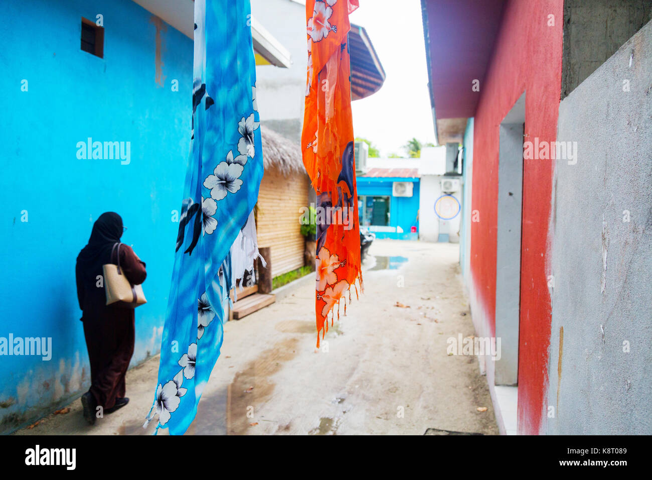 Eine lokale muslimische Dorf Frau zu Fuß auf der Straße, Rasdhoo Island, Malediven Asien Stockfoto