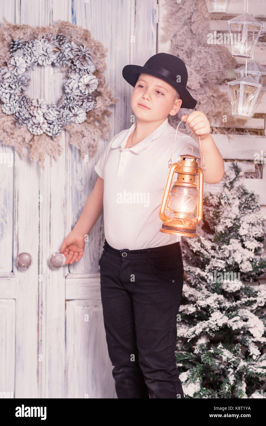 Kleine Junge mit Laterne an Weihnachten Stockfoto