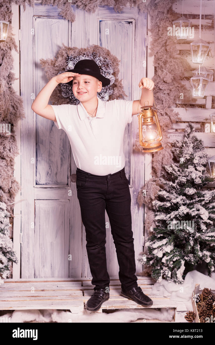 Kleine Junge mit Laterne an Weihnachten Stockfoto