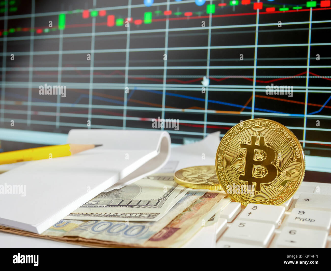 Golden bitcoin mit dem Notenumlauf und dem Aktienmarkt grap konzeptionelle für Crypto Währung Hintergrund Stockfoto