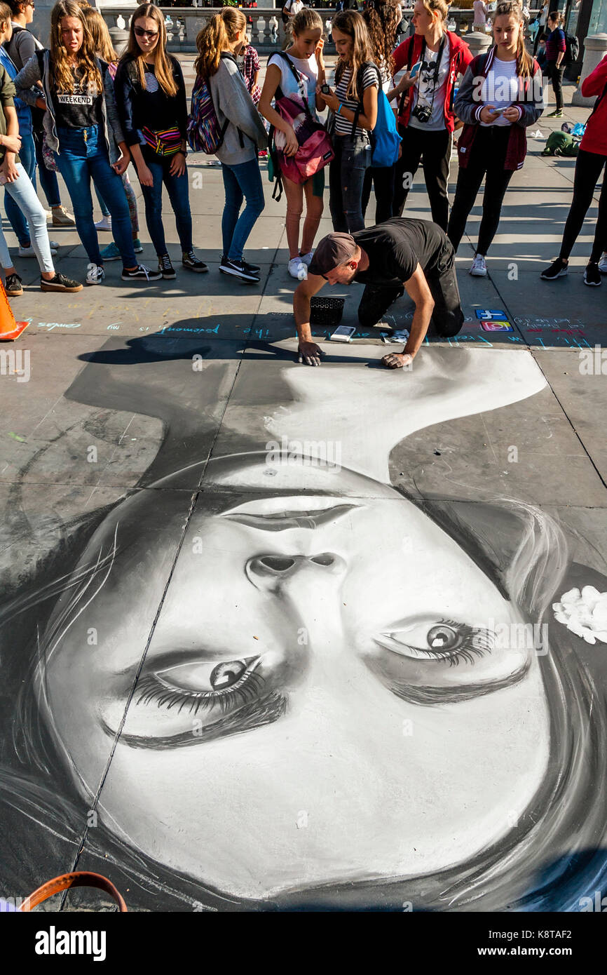 Eine Straße Künstler arbeiten in Trafalgar Square, London, UK Stockfoto
