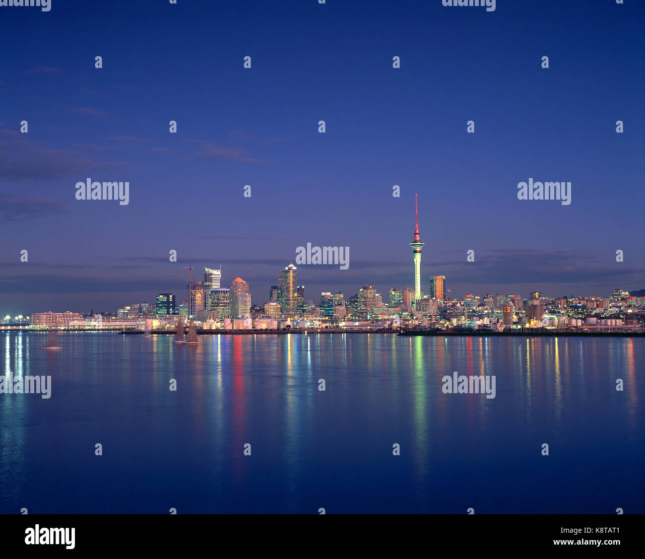 Neuseeland. Auckland. Die Skyline der Stadt von über das Wasser in der Nacht. Stockfoto