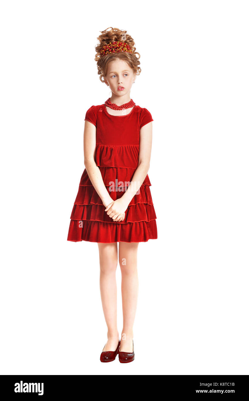 Süße kleine Mädchen in roten Samt Kleid mit retro Frisur auf weißem Hintergrund Stockfoto