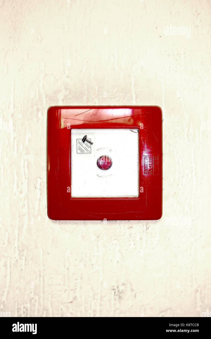 Not-aus-Knopf rotes Quadrat auf weißem Hintergrund Stockfoto