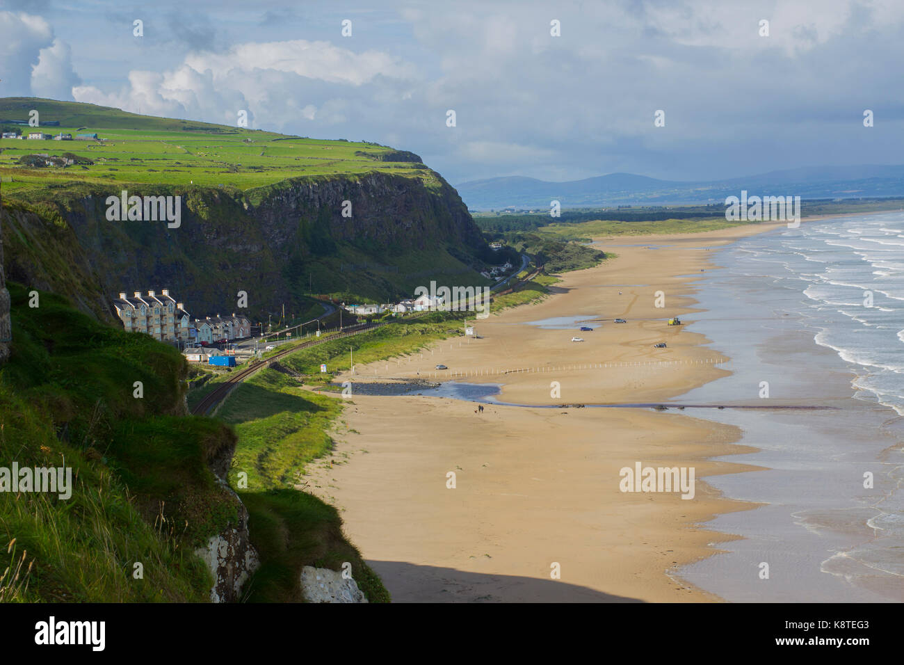 Eine Ansicht der Downhill Beach von der Klippe in Mussenden Temple im Downhill Demesne in der Grafschaft Londonderry in Nordirland Stockfoto