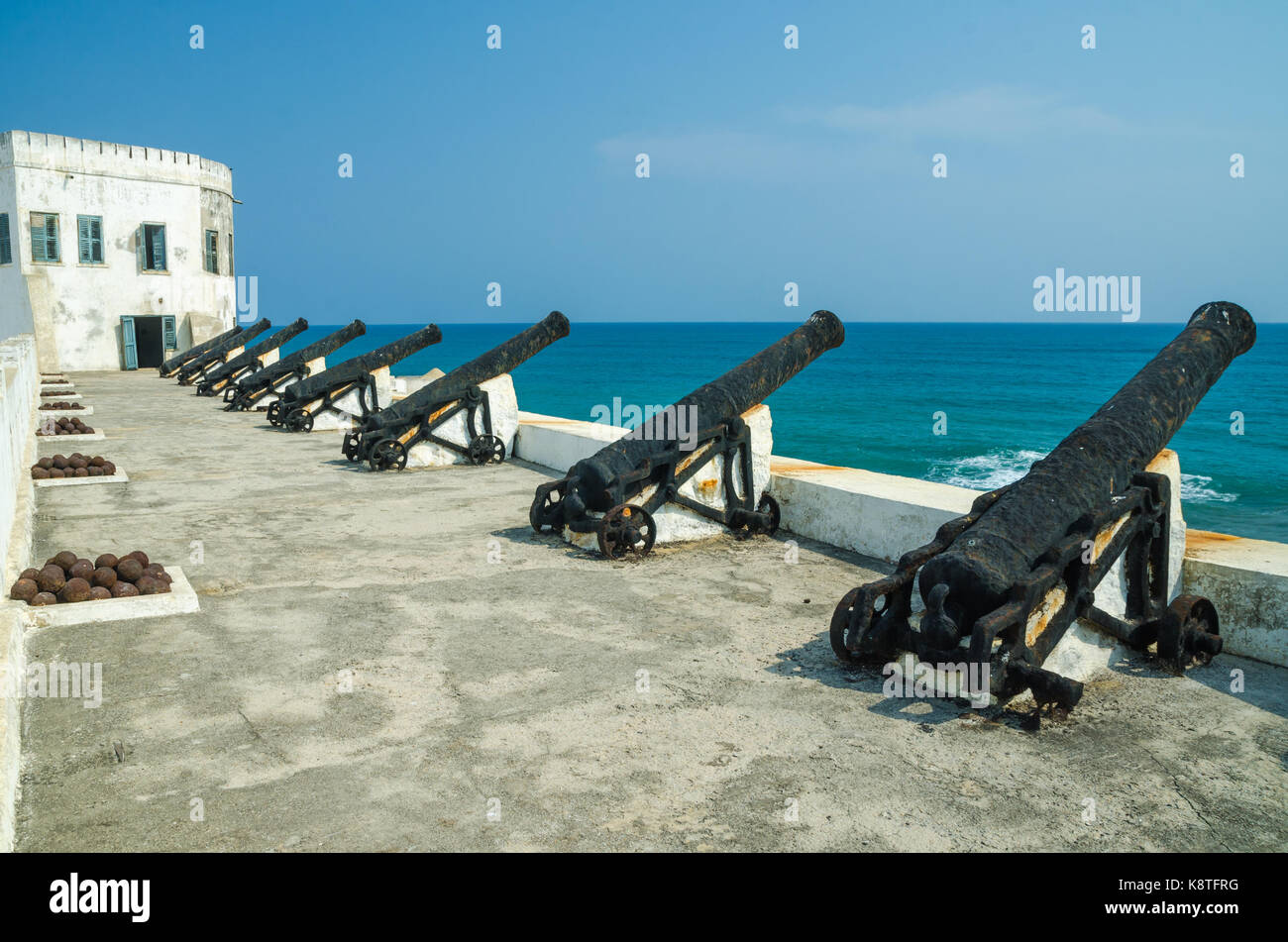 Berühmte Sklavenhandel fort von der Kolonialzeit Cape Coast Castle mit alten Kanonen und weiß getünchten Wänden, Cape Coast, Ghana, West Afrika. Stockfoto