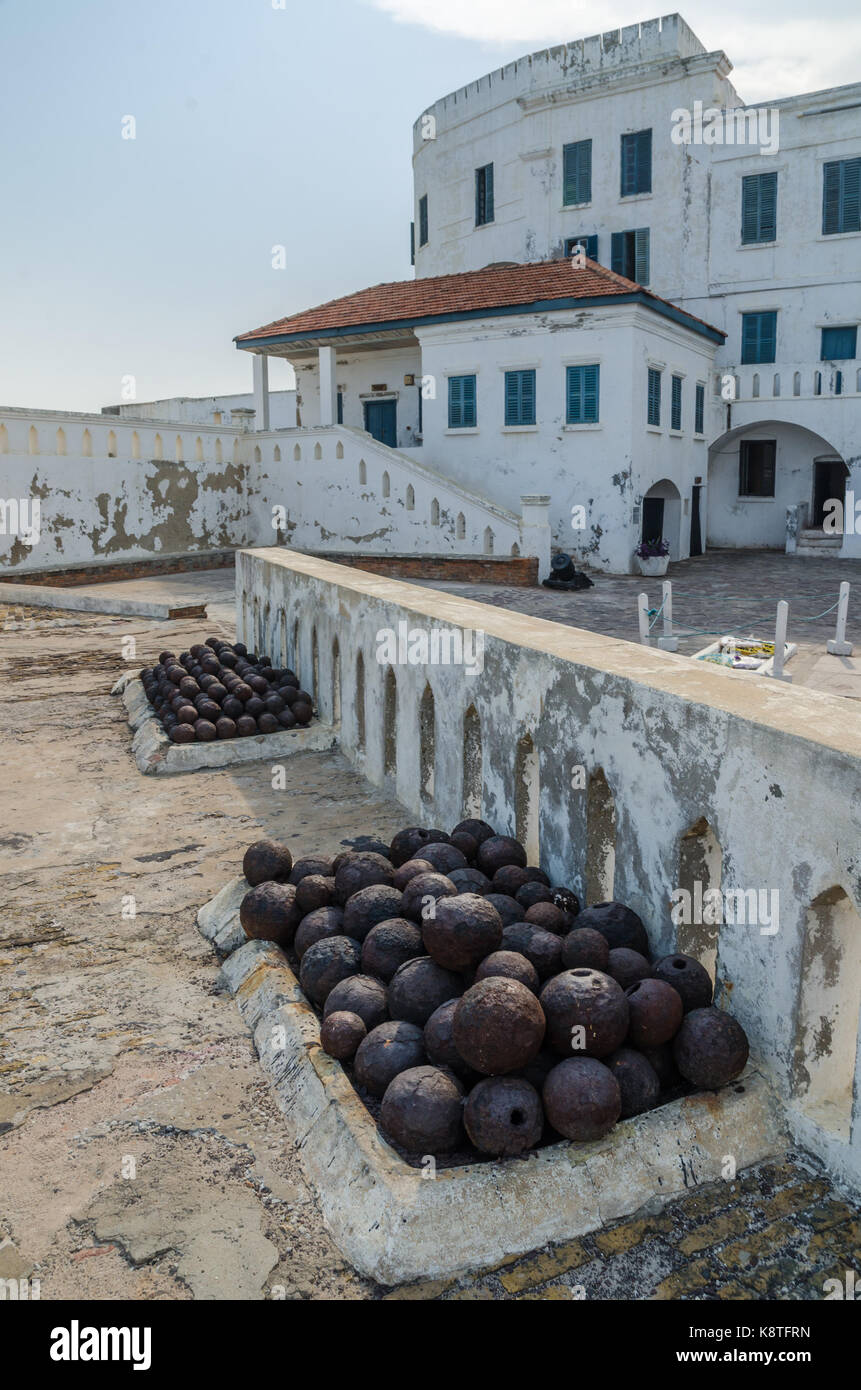 Berühmte Sklavenhandel fort von der Kolonialzeit Cape Coast Castle mit alten Kanonen und weiß getünchten Wänden, Cape Coast, Ghana, West Afrika. Stockfoto