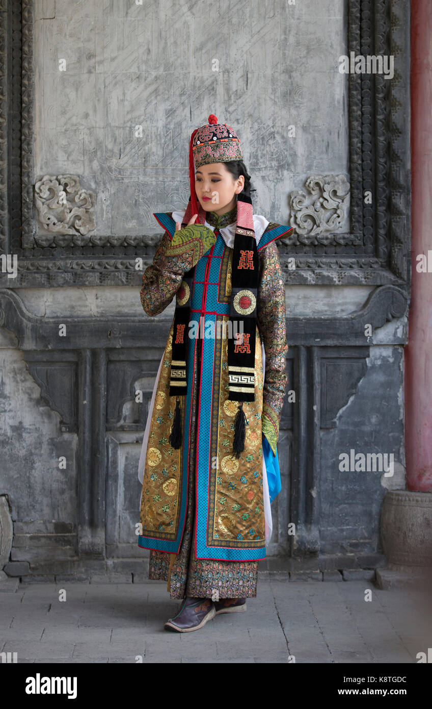 Mongolin im traditionellen Outfit in der Nähe von Alte Tempel in Ulaanbaatar Stockfoto