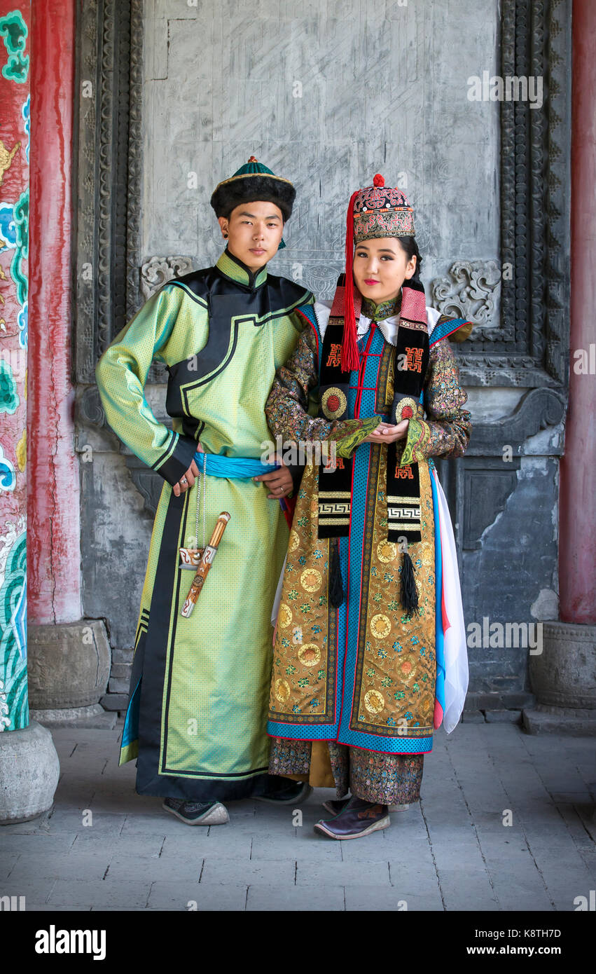 Mongolische Paar im traditionellen Outfit in der Nähe von Alte Tempel in Ulaanbaatar Stockfoto