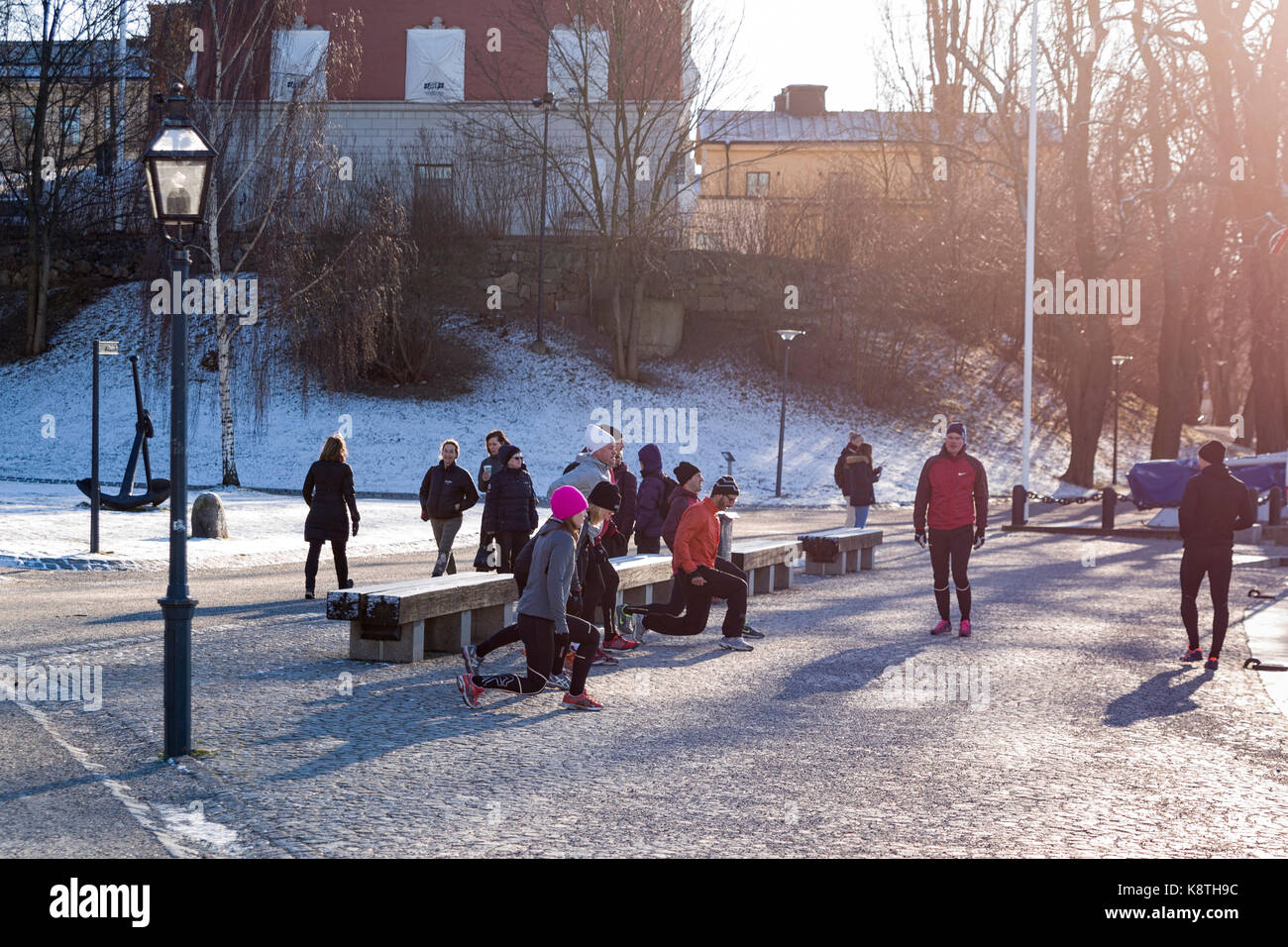 Gruppe von Menschen, die draußen im Kalten Winter Aufwärmen vor einer Gruppe laufen in Stockholm, Schweden Model Release: Nein Property Release: Nein Stockfoto