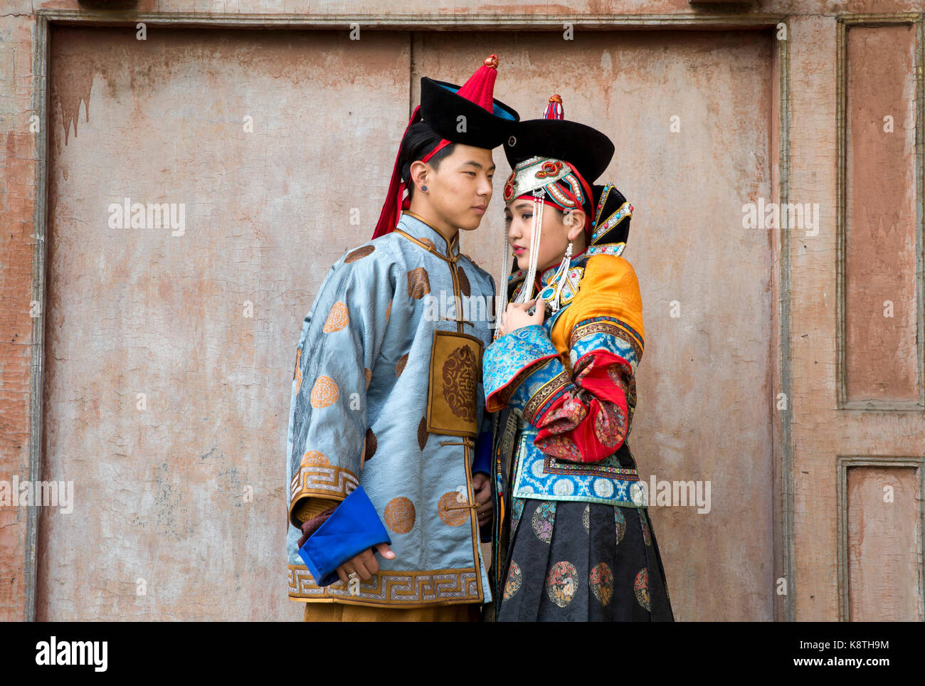 Mongolische Paar im traditionellen Outfit in der Nähe von Alte Tempel in Ulaanbaatar Stockfoto