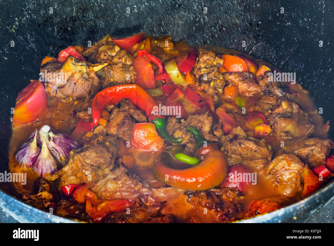 In der Nähe der traditionellen usbekischen shurpa Gericht aus Lamm und Gemüse am offenen Feuer in Gusseisen Kessel gemacht. Stockfoto