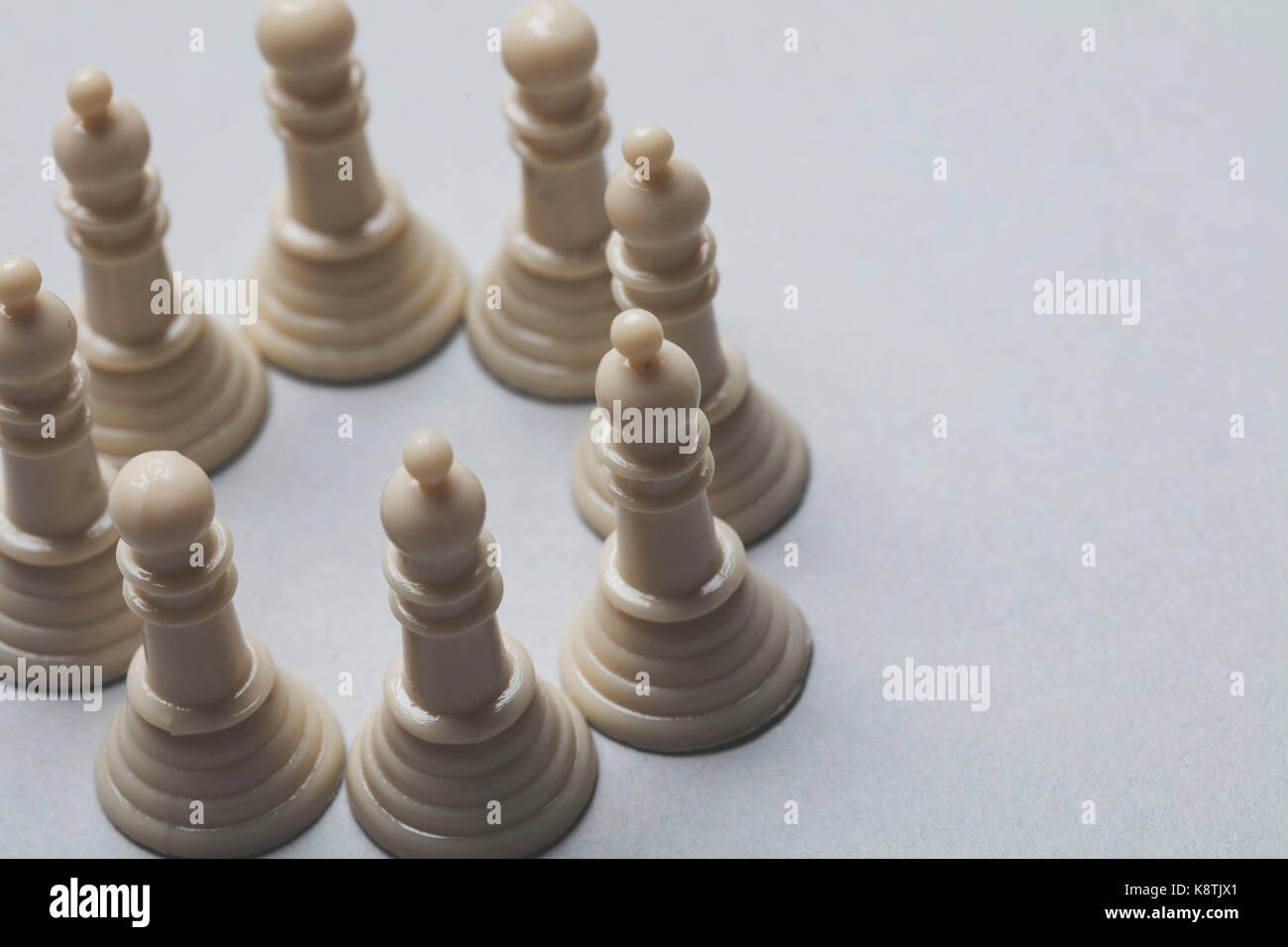 Schach Spiel Stücke auf einem grauen Hintergrund. Strategie Konzept Stockfoto