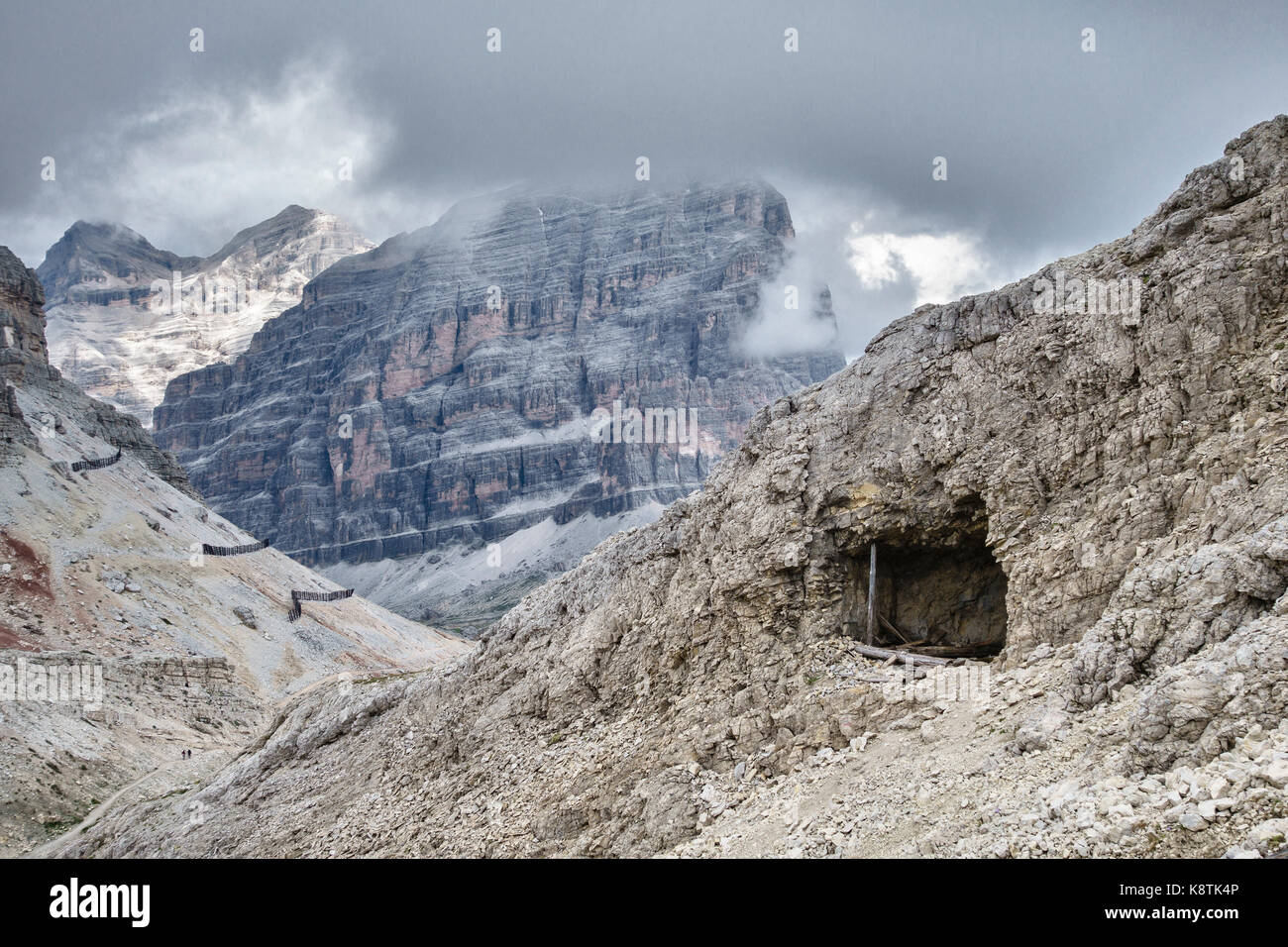 Die Dolomiten, Norditalien. Ersten Weltkrieg Unterstand auf der Höhe der vorderen Linie zwischen Italien und Österreich (auf Lagazuoi Piccolo) Stockfoto