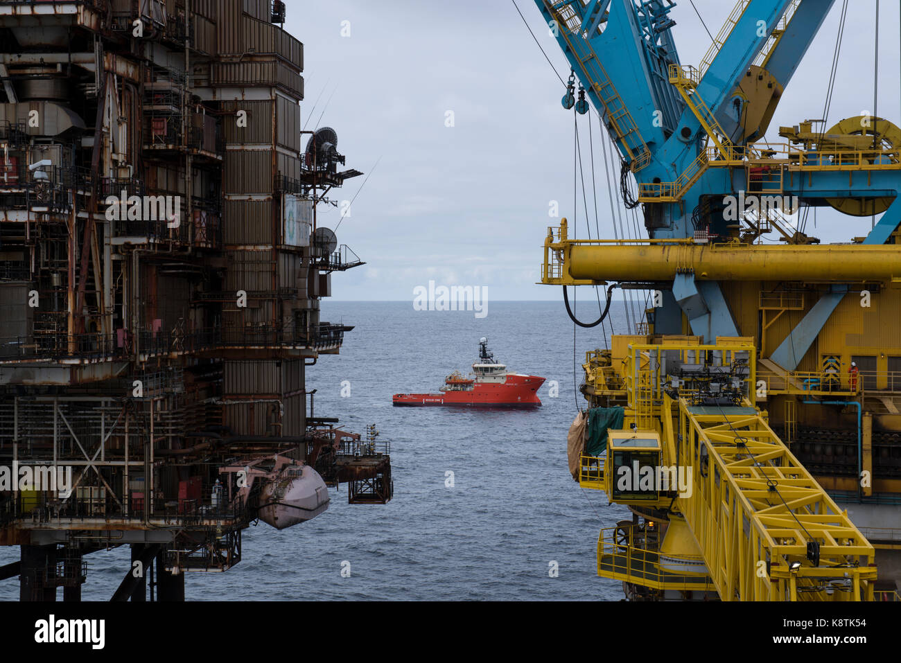 Die grampian Dee Standby Schiff mit einer Nordsee Öl und Gas rig. Credit: LEE RAMSDEN/ALAMY Stockfoto