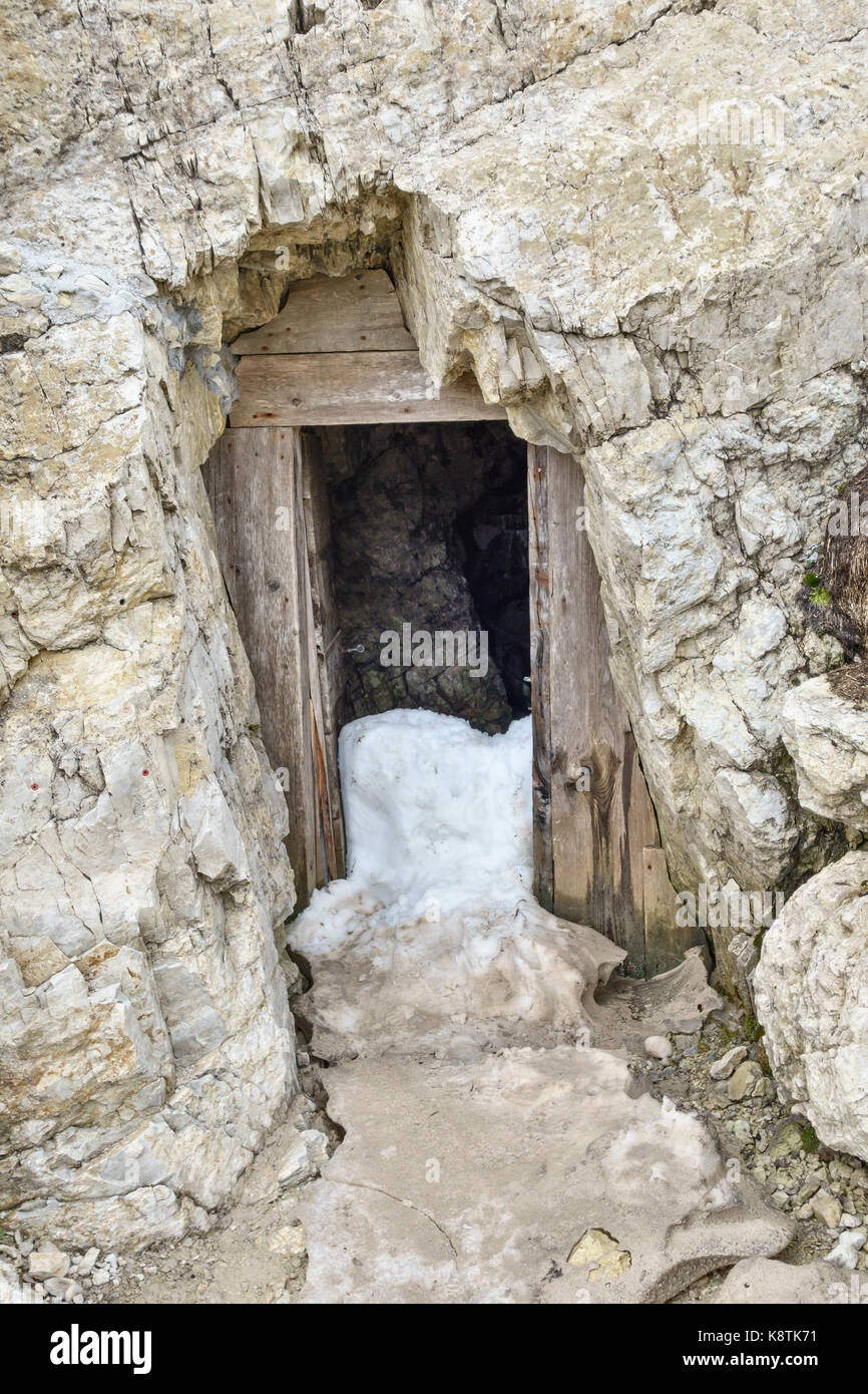 Die Dolomiten, Norditalien. Schnee füllt einen Ersten Weltkrieg Unterstand auf der Höhe der vorderen Linie zwischen Italien und Österreich (auf Lagazuoi Piccolo) Stockfoto