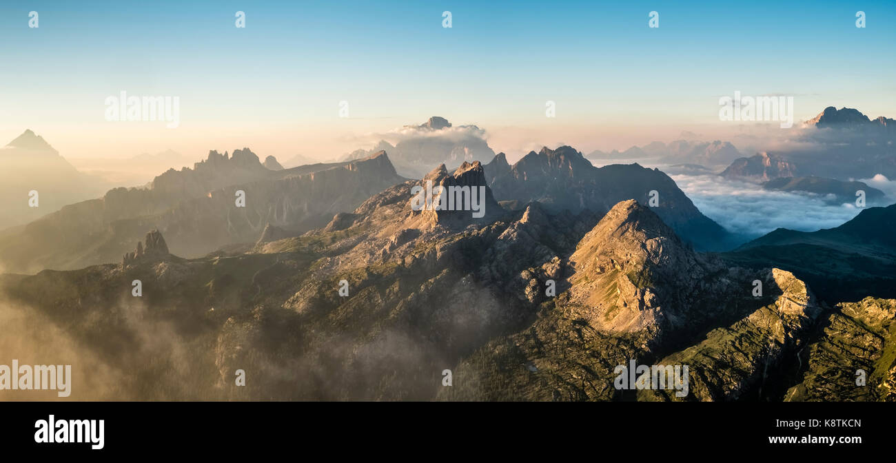 Die Dolomiten, Norditalien. Der herrliche Blick bei Sonnenaufgang von der Hütte Lagazuoi, 2752 m die höchste in den Dolomiten Stockfoto