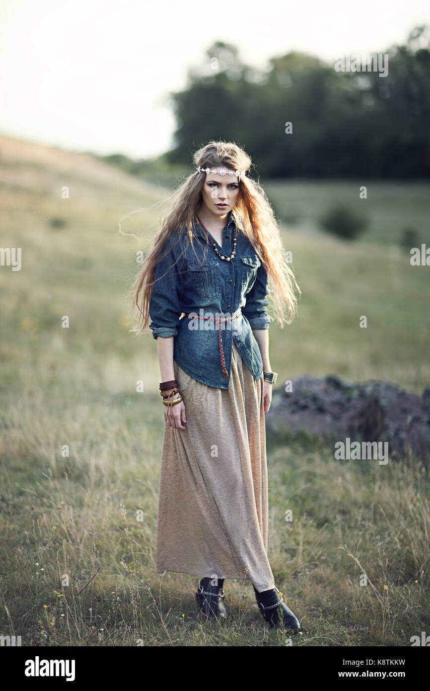 Schönen hippie Girl auf die Natur. Boho Fashion Style Stockfoto