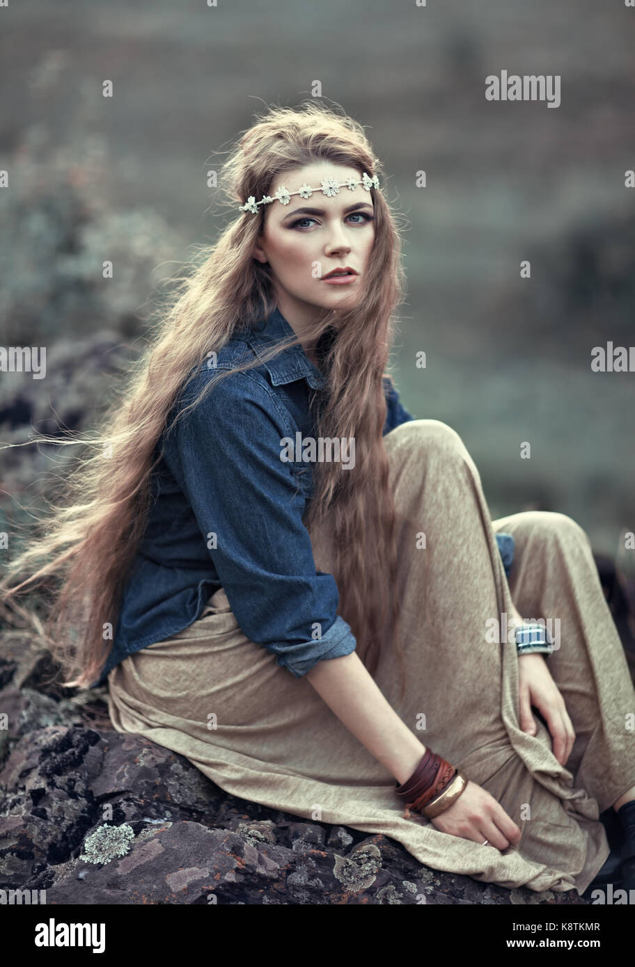 Schönen hippie Mädchen sitzen auf Stein. Boho Fashion Style Stockfoto