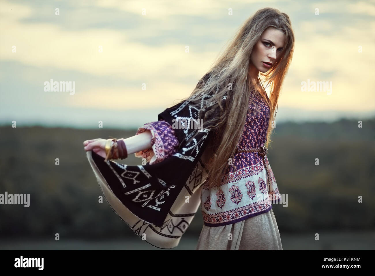 Schönen hippie Girl im Freien bei Sonnenuntergang. Boho Fashion Style Stockfoto