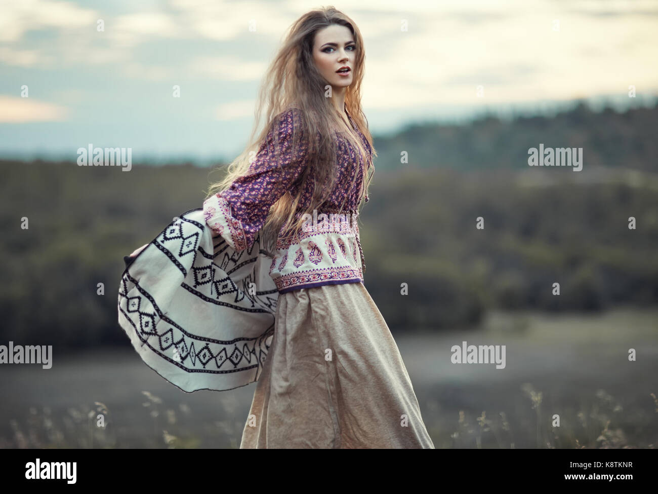 Schönen hippie girl Jumping im Freien bei Sonnenuntergang. Boho Fashion Style Stockfoto