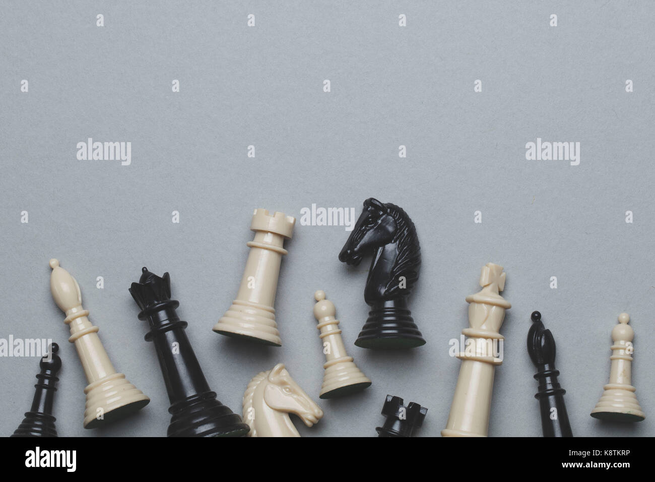Schach Spiel Stücke auf einem grauen Hintergrund. Strategie Konzept Stockfoto
