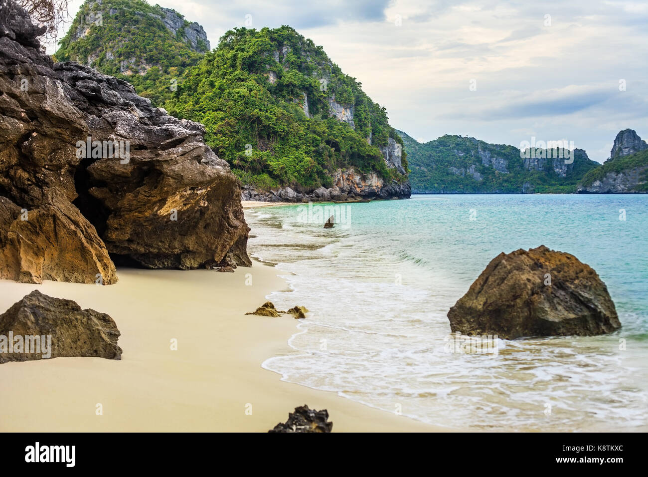 Tropischen Strand mit Felsen an einem Sommertag. Ferienhäuser Konzept Stockfoto