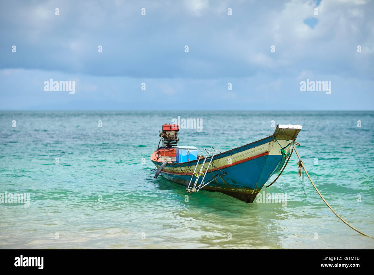 Boot am tropischen Strand, Thailand Stockfoto