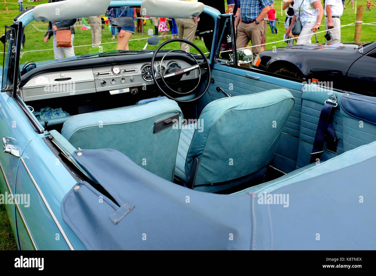 Hoffe, Derbyshire, UK. August 28, 2017. Das Innere eines klassischen Jahrgang 1963 Super Hillman Minx zwei Tür Cabrio auf der Hoffnung Land Stockfoto