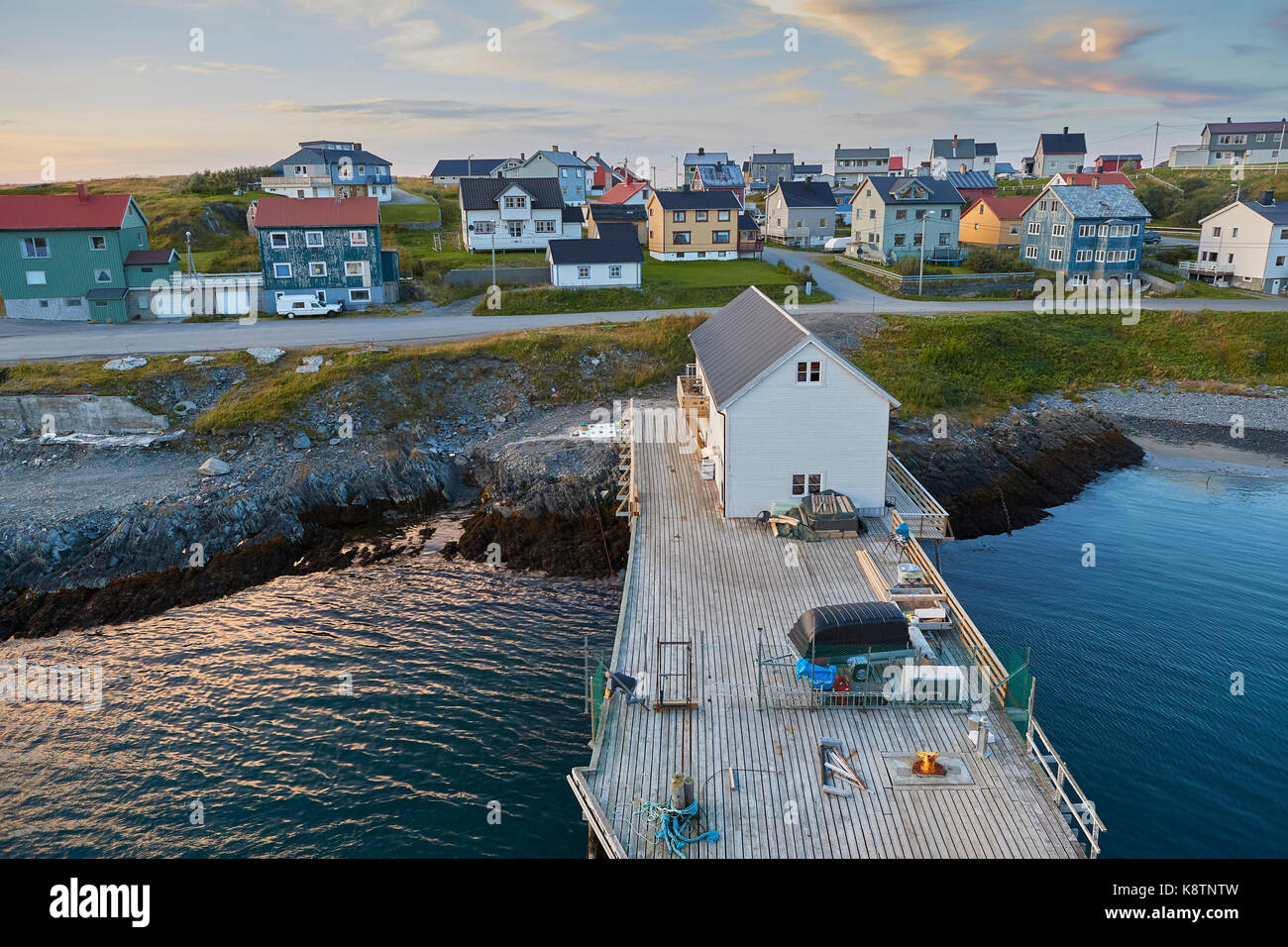 Der kleine malerische norwegischen Stadt mehamn in Finnmark County, weit nördlich des Polarkreises, an der Küste der Barentssee. Stockfoto