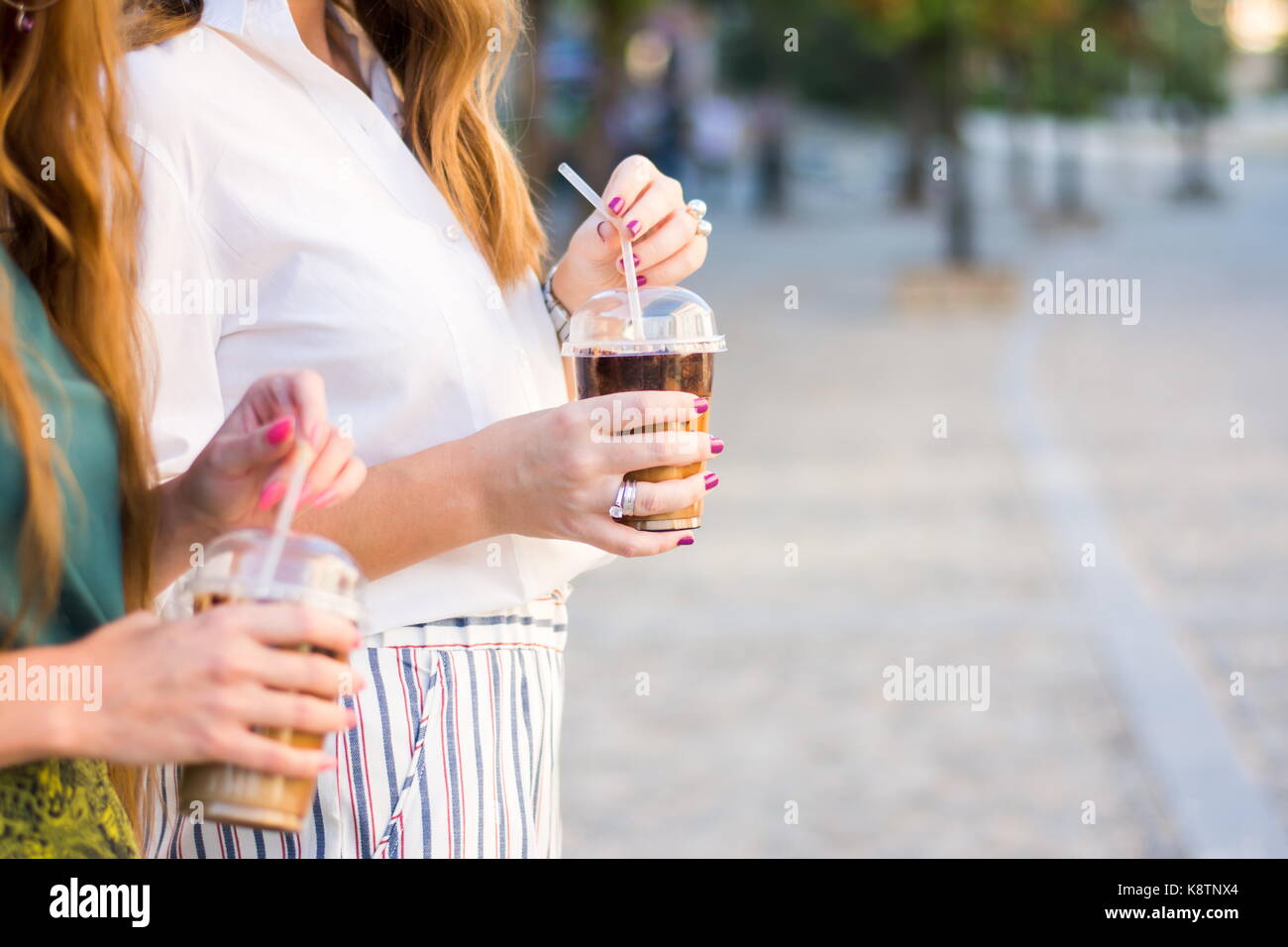 Zwei Mädchen mit einer Tasse Kaffee im Freien Stockfoto