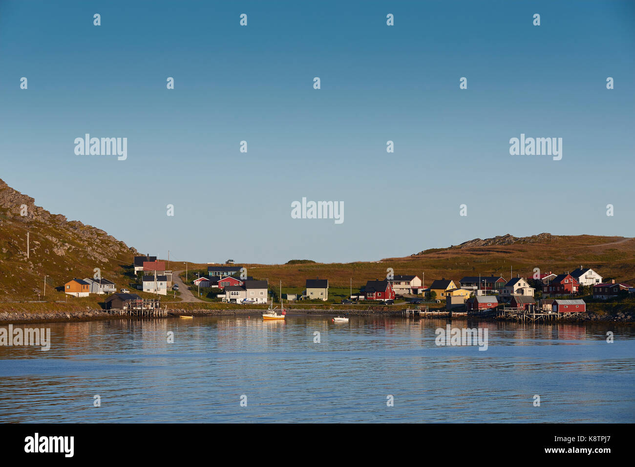 Kleine norwegische Fischerdorf in der Nähe von Havøysund, auf Havøya Insel, weit nördlich des Polarkreises. Stockfoto