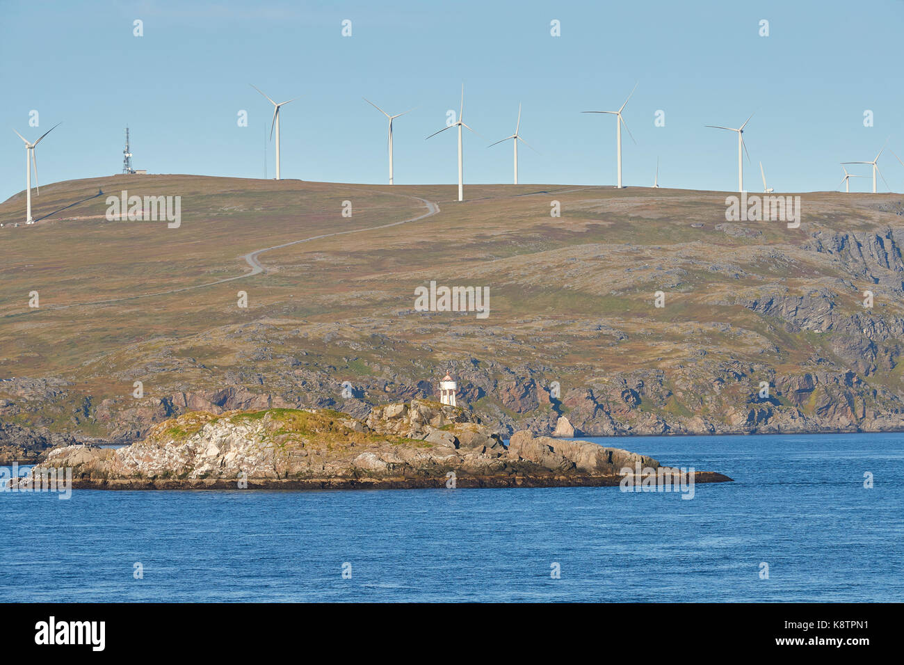 Die Norsk Hydro Mühle Park auf Havøya Insel innerhalb des Norwegischen Polarkreises. Stockfoto