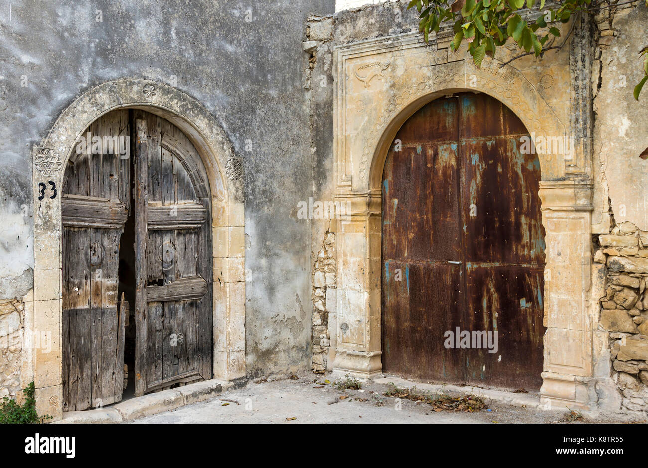 Alte Türen in alten, traditionellen Häusern in gebirgigen Kreta, Griechenland. Stockfoto