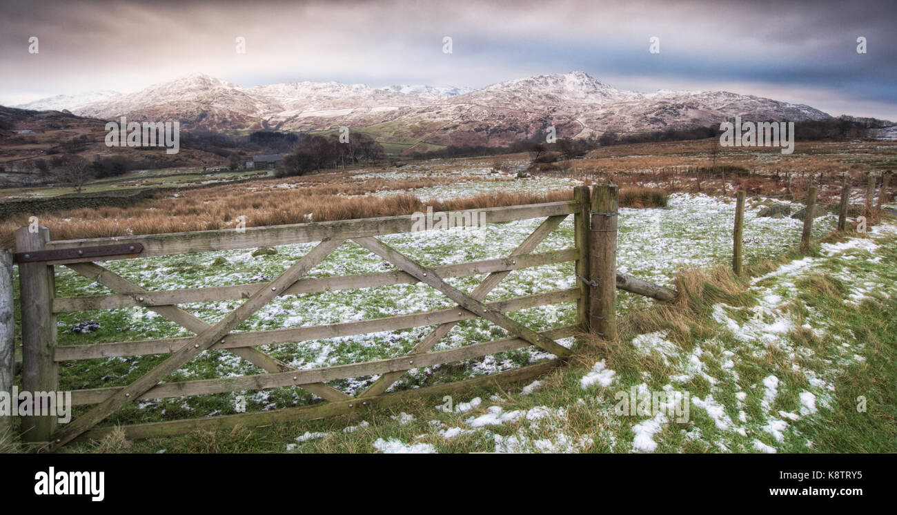 Von der Ulpha - Eskdale Straße über Birker fiel an einem kalten Wintermorgen als 4 Schuß Panorama genommen. Stockfoto