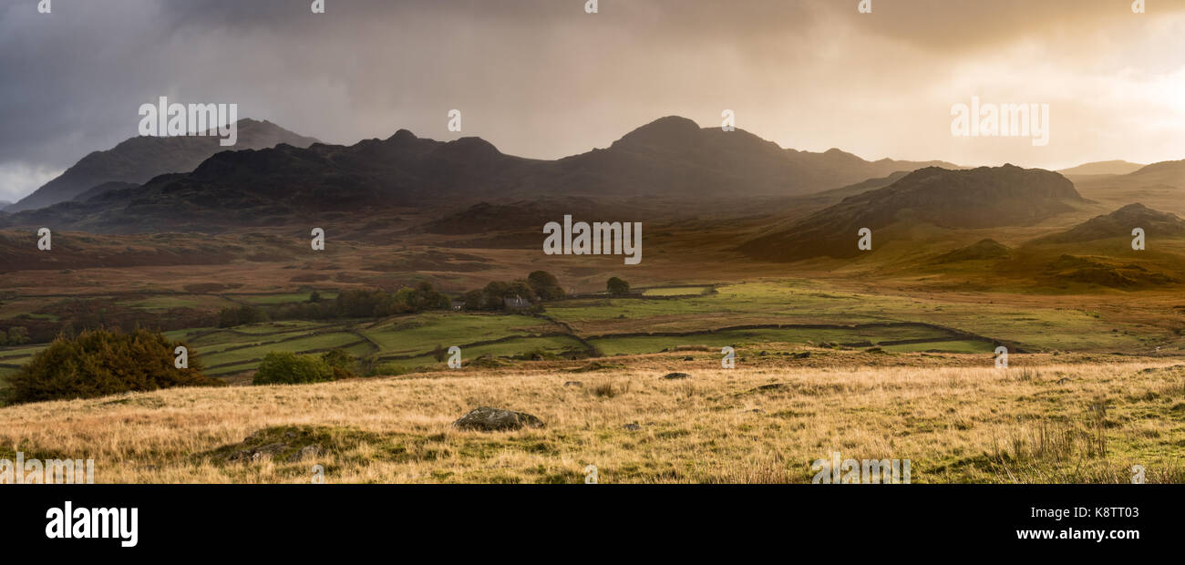 Die Sonne bricht durch die Regen auf Birker fiel im Südwesten Seen. Stockfoto