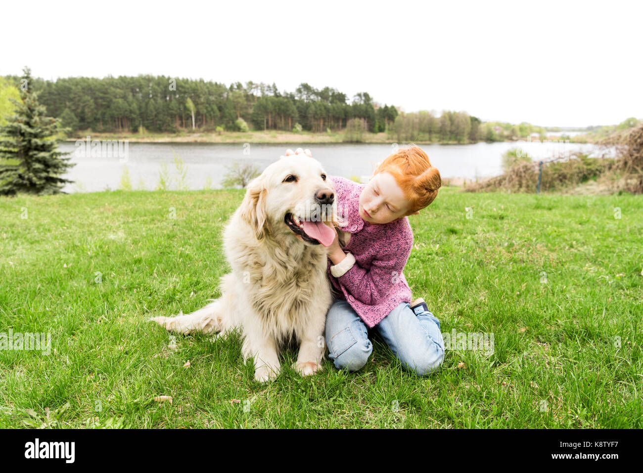 Kind spielt mit Hund Stockfoto