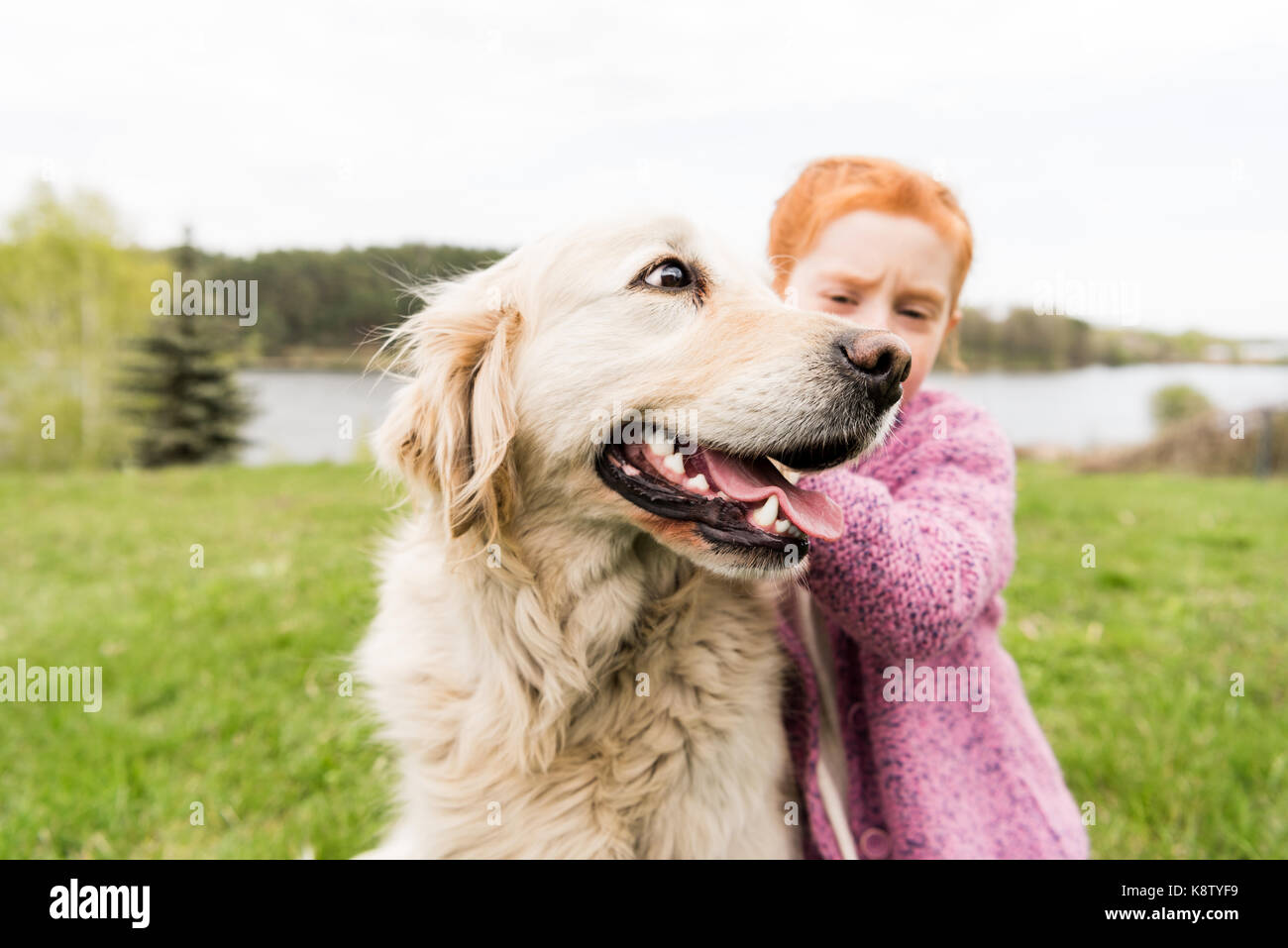 Kind spielt mit Hund Stockfoto