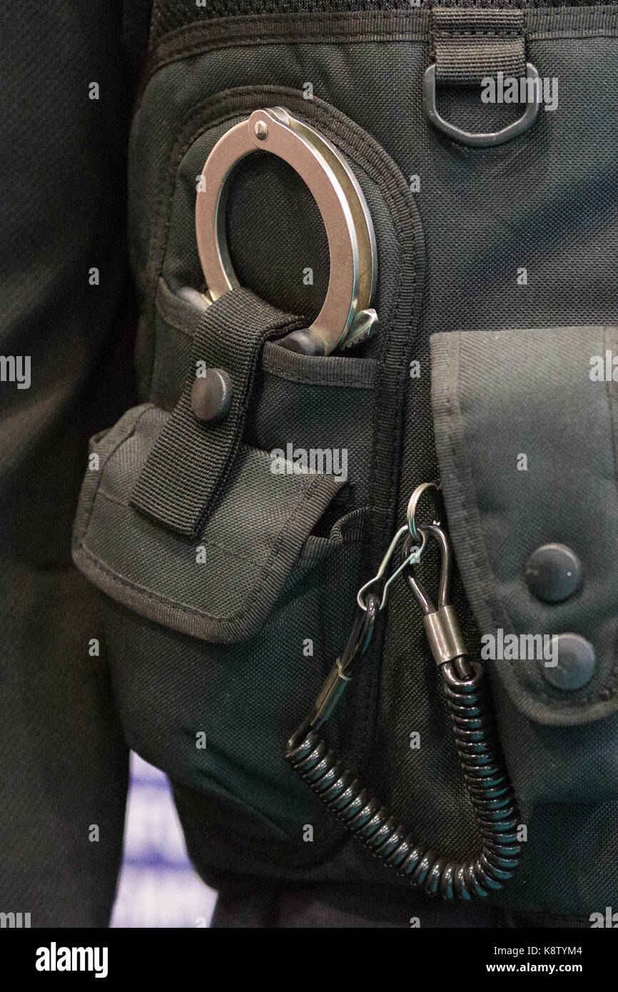 Polizei Handschellen auf Anzeige während der Bereitschaftsdienste zeigen, einer zweitägigen Fachveranstaltung im National Exhibition Centre in Birmingham statt. Stockfoto