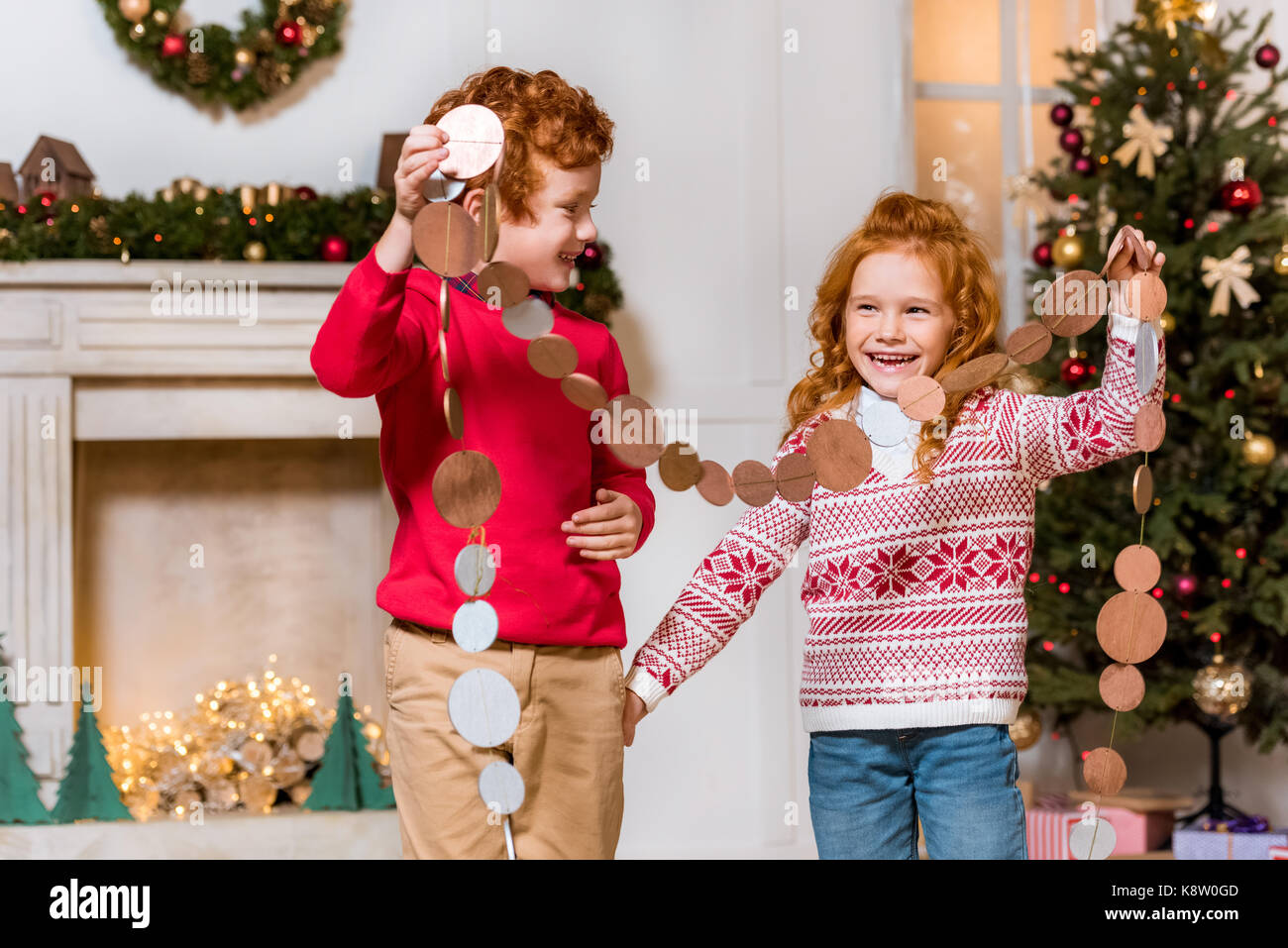 Happy Kids mit festliche Girlande Stockfoto
