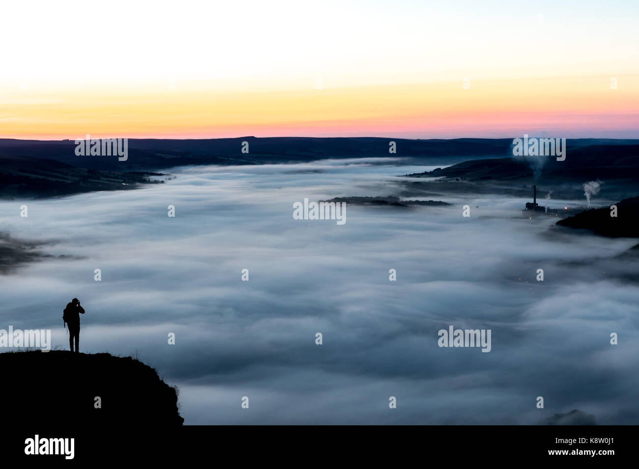 Silhouette eines Fotografen zu einem Cloud Inversion über Hope Valley, Peak District, Derbyshire, UK suchen Stockfoto