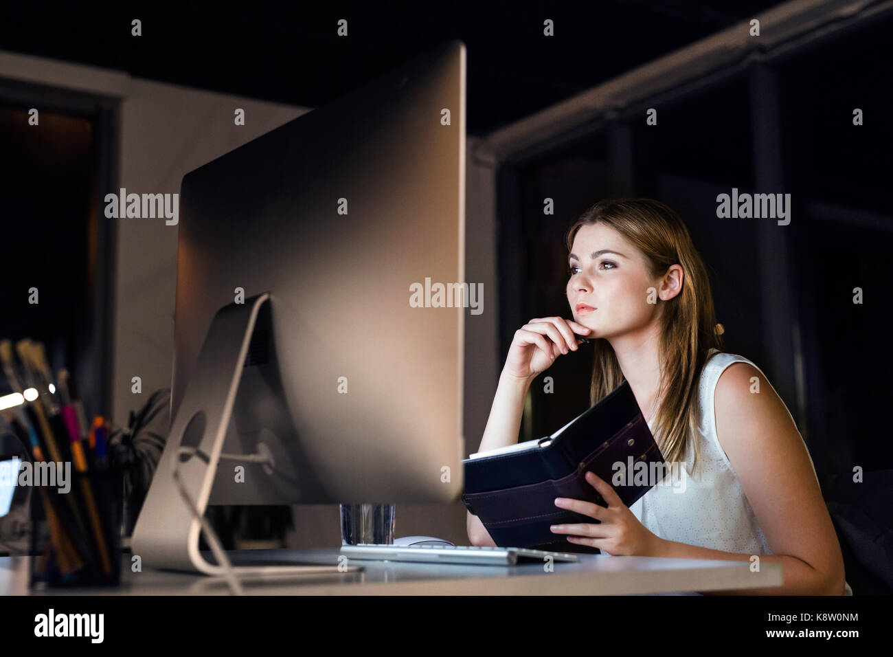 Geschäftsfrau in ihrem Büro in der Nacht spät. Stockfoto