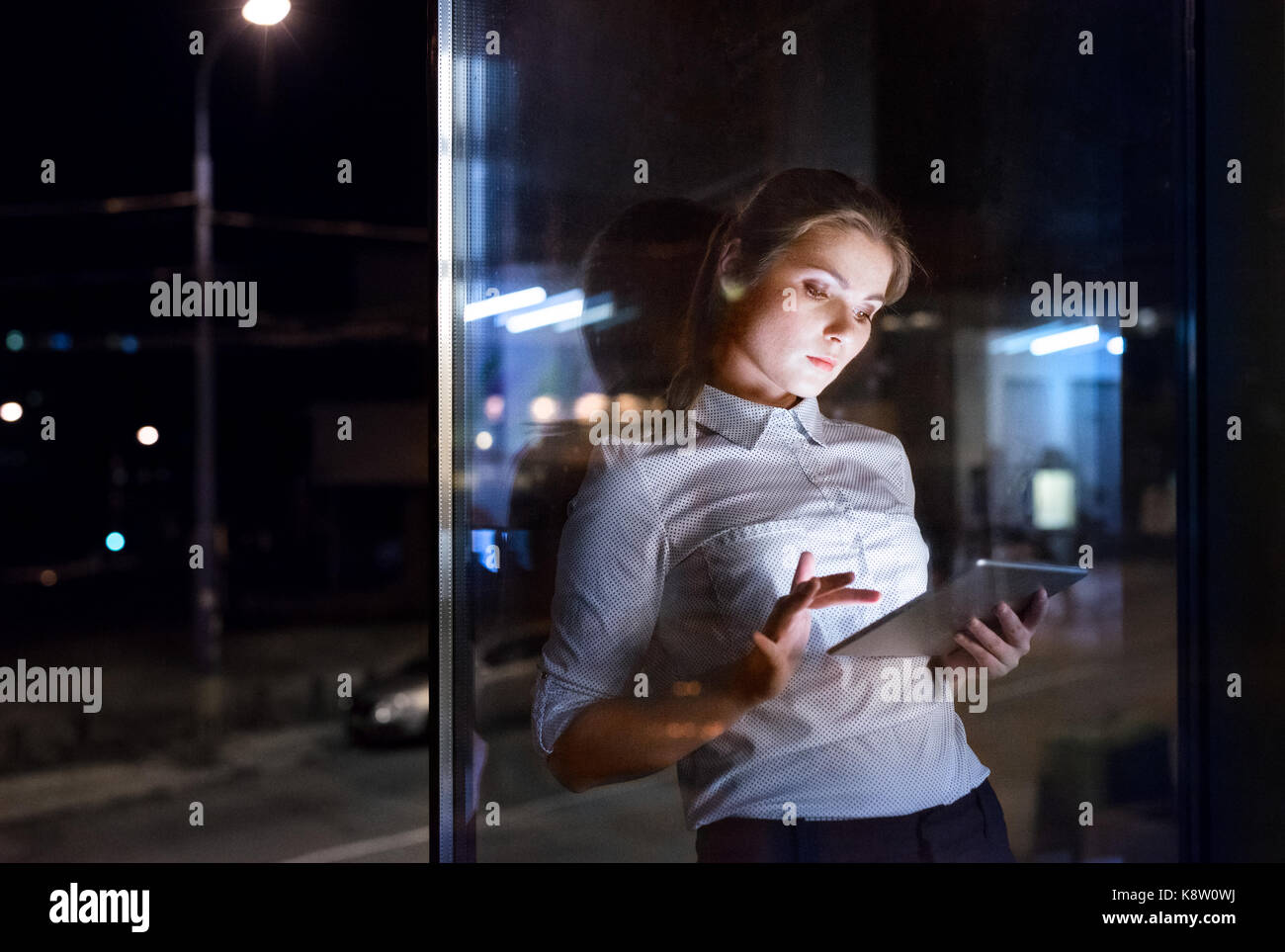 Geschäftsfrau mit Tablet spät in der Nacht. Stockfoto