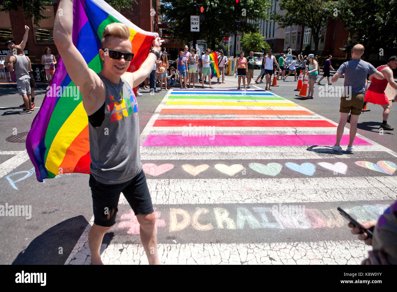 Rainbow Crossing (Zebrastreifen) - Dupont Circle, District, Northwest, Washington, DC, USA Stockfoto