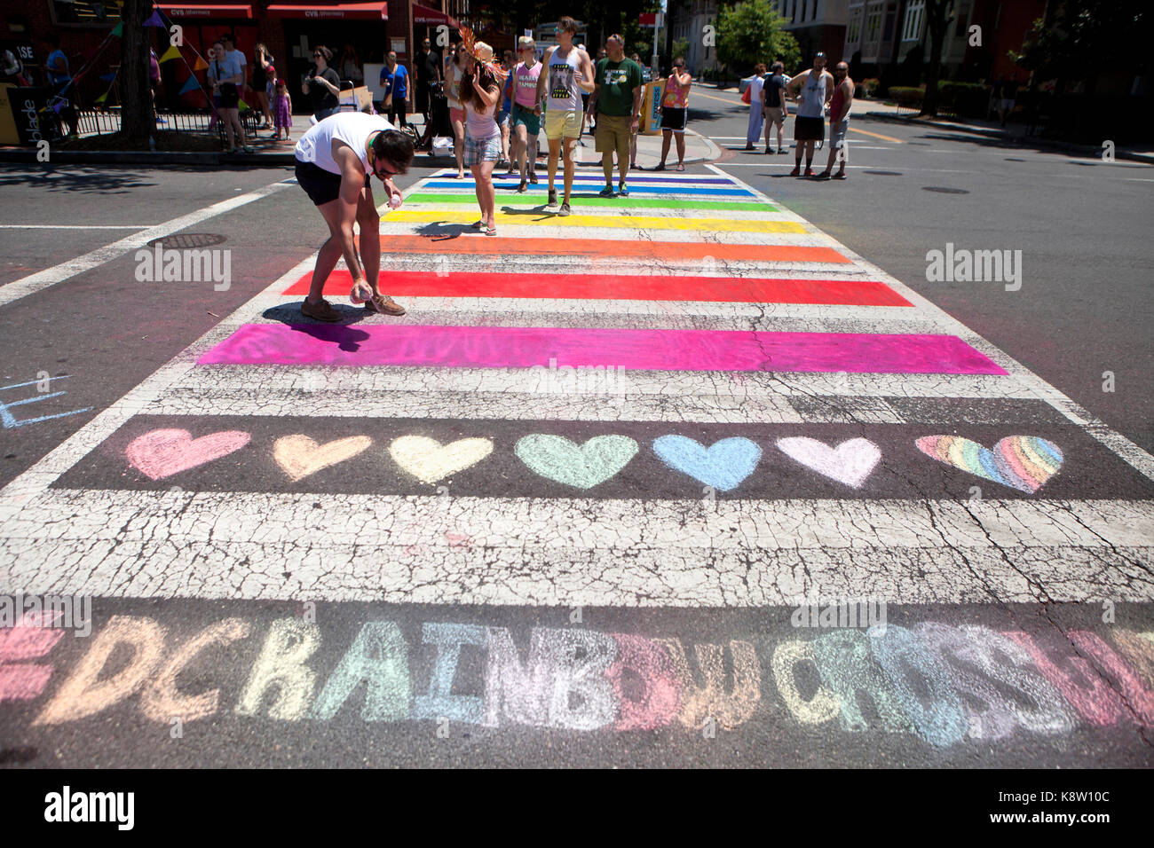 Rainbow Crossing (Zebrastreifen) - Dupont Circle, District, Northwest, Washington, DC, USA Stockfoto