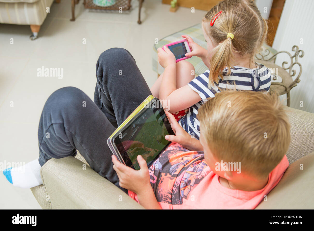 Kinder mit Technologie für Spiele Stockfoto