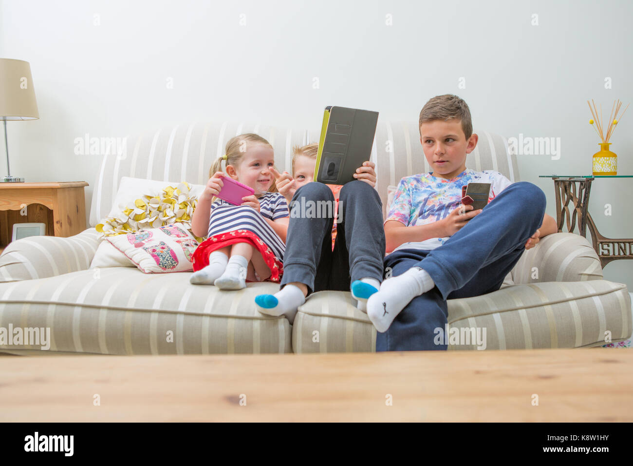 Kinder mit Technologie für Spiele Stockfoto