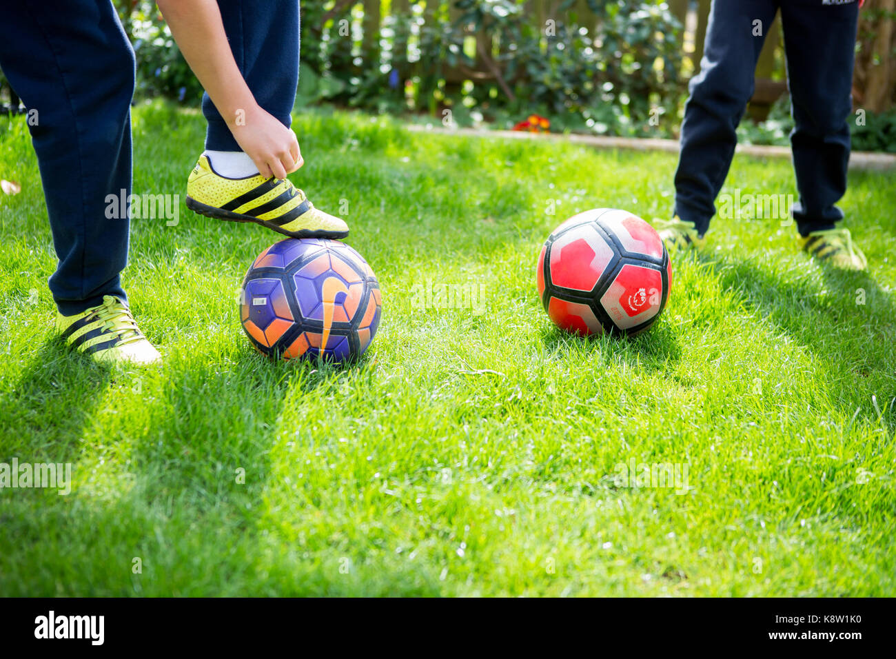 Jungen Fussball Spielen Zu Hause Stockfoto Bild 160360676 Alamy