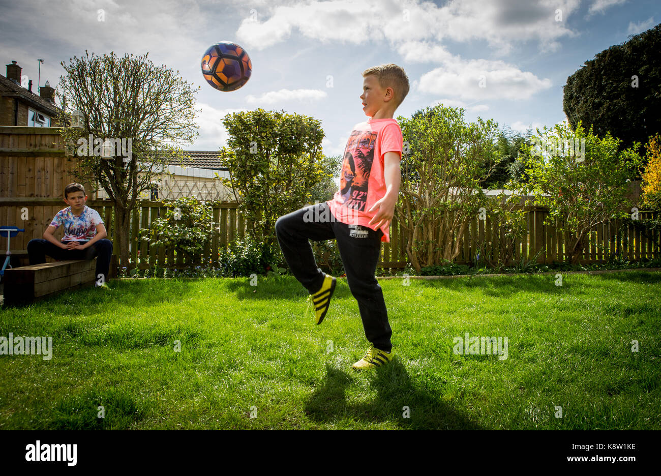 Jungen Fussball Spielen Zu Hause Stockfoto Bild 160360690 Alamy