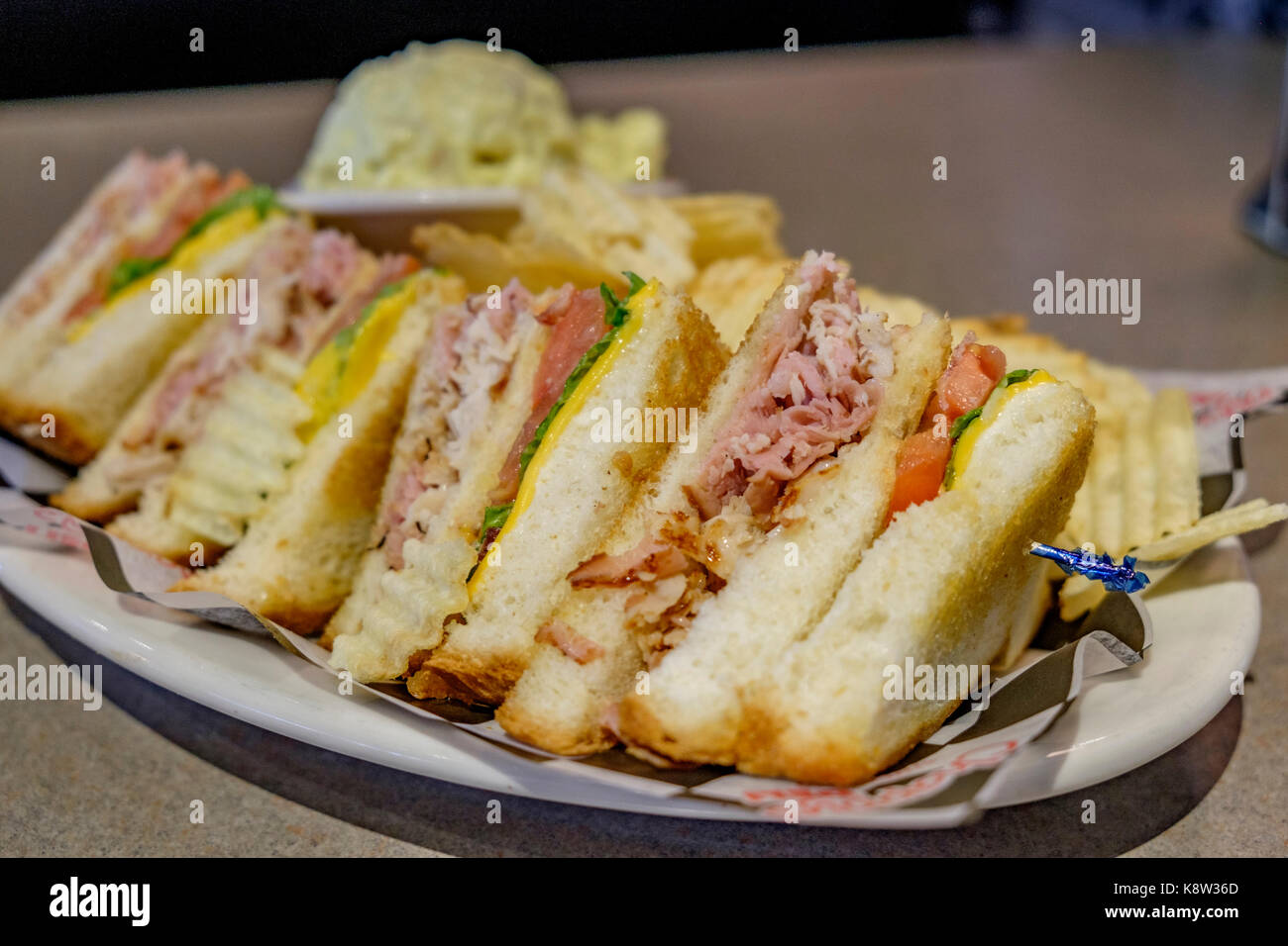 Club Sandwich platter an Chappy's Deli, einem beliebten Restaurant, in Montgomery, Alabama, USA. Stockfoto